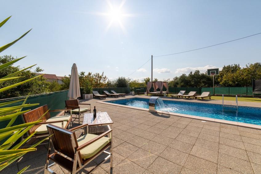 Spacious Holiday Home with Pool and Hot Tub in Kastel Stari - Four Bedroom Holiday Home with Pool - foto 24