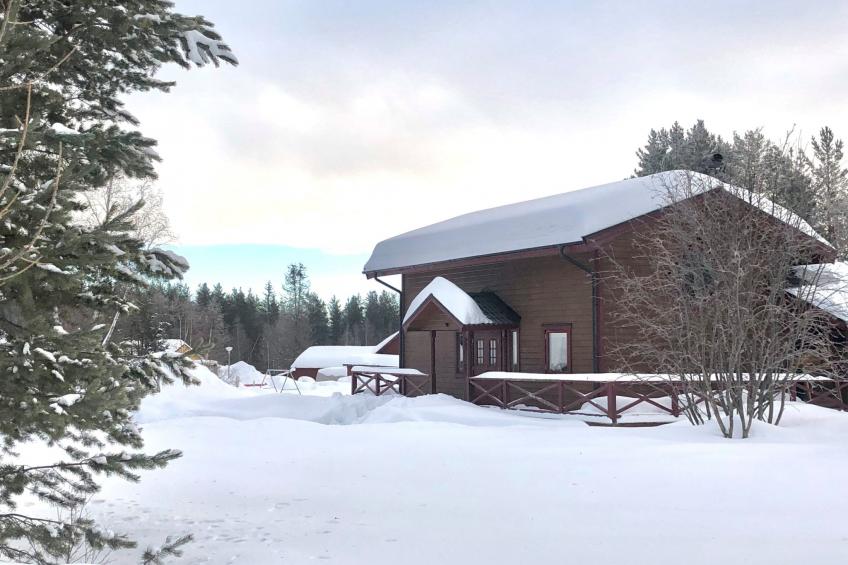 Landhaus auf großem Rasengrundstück