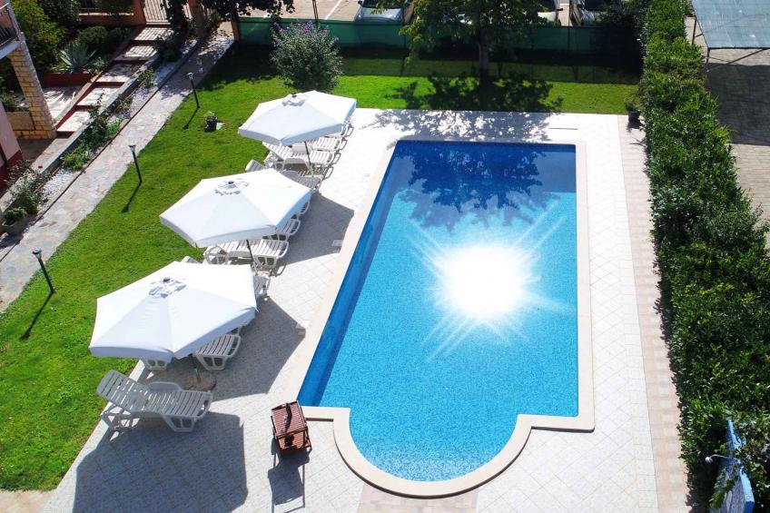 Holiday apartment with outdoor swimming pool - BF-GHMF