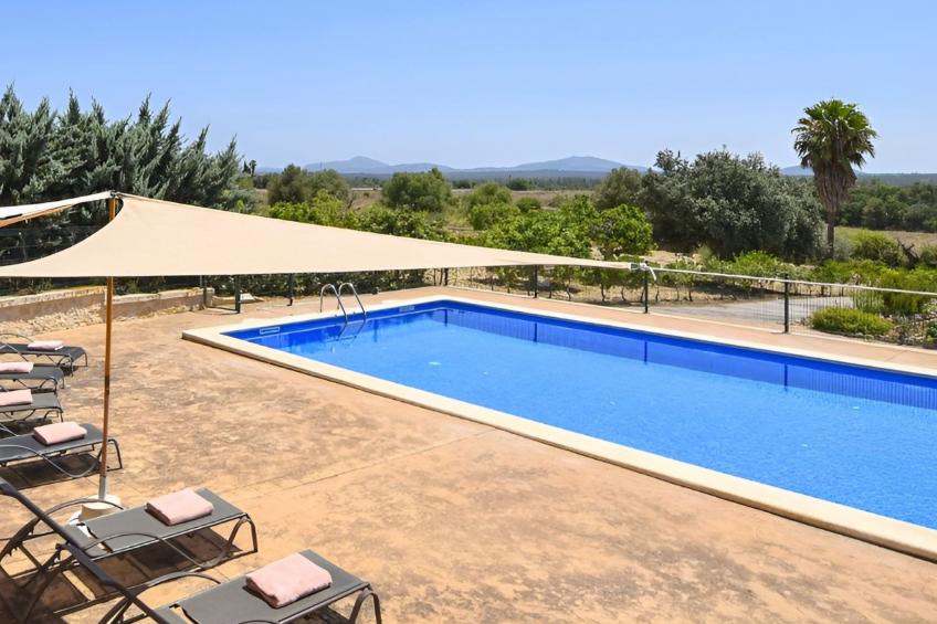 Finca mit großem eingezäunten Pool und Klimaanlage.