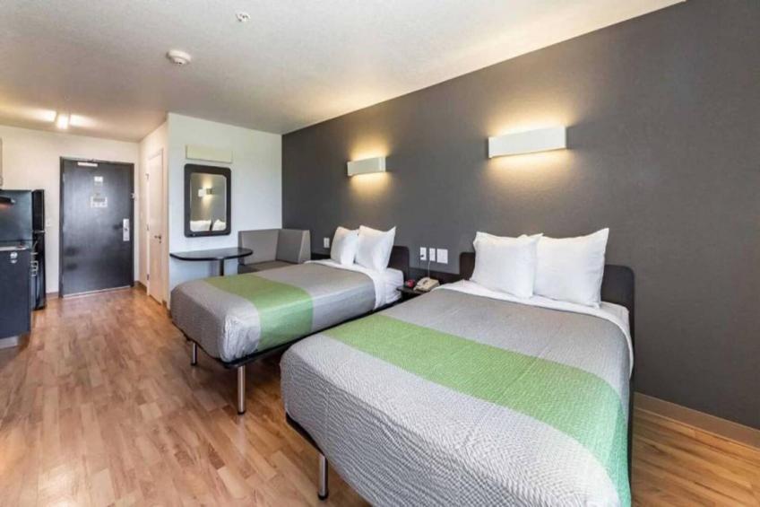 1 King Bed  Non-Smoking Kitchen - foto 14