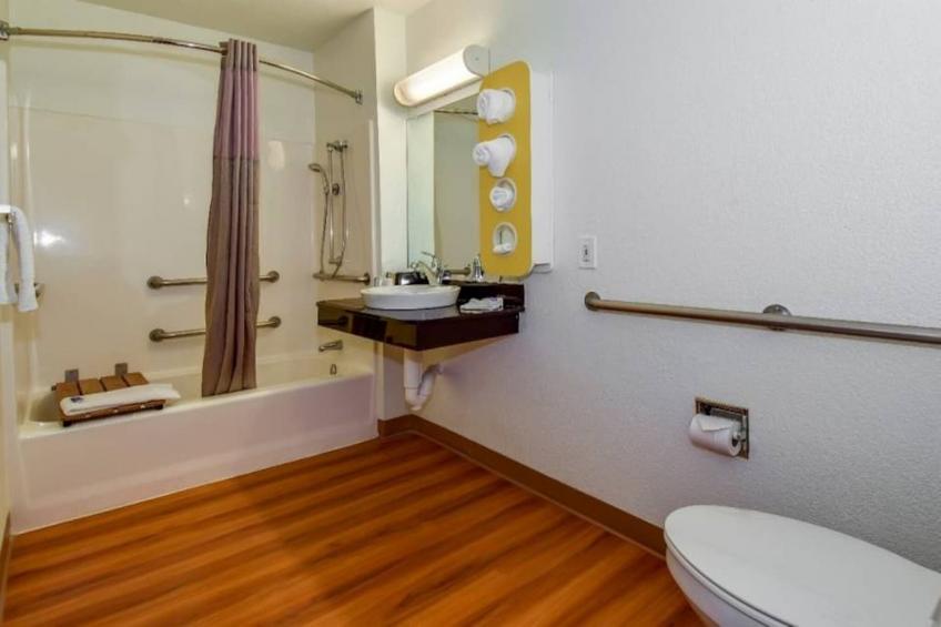1 Queen Bed  ADA/Tub/Smoking - foto 24