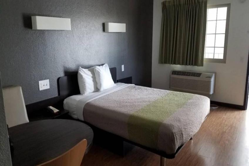 1 King Bed  Non-Smoking Kitchen - foto 29