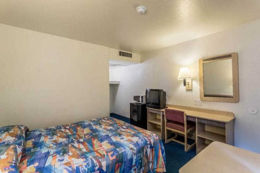 1 Queen Bed  Non-Smoking Micfridge - foto 26
