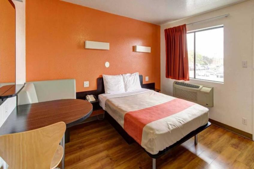 1 Queen Bed  Non-Smoking - foto 8