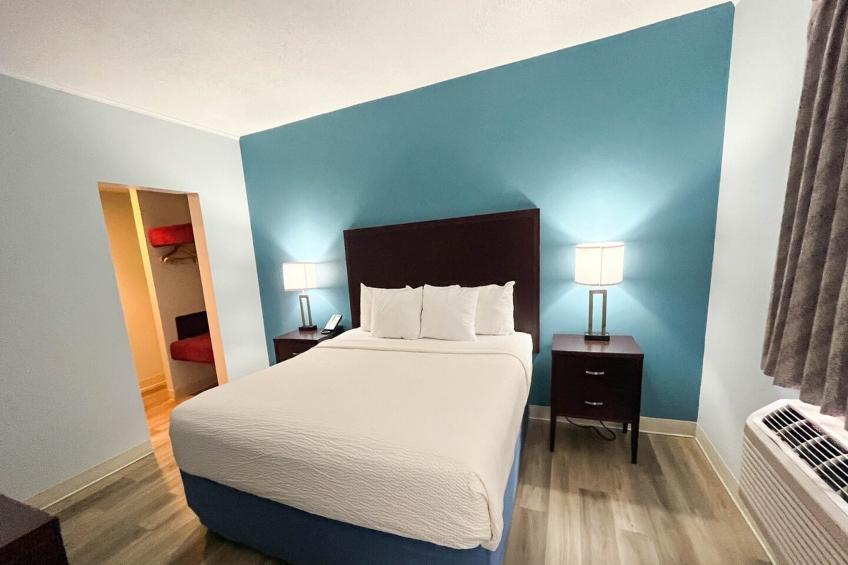 1 King Bed | Non-Smoking, Micfridge - foto 12