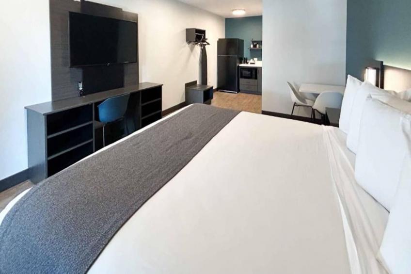 1 King Bed  Mobil Access Tub Nsmk Kitchen