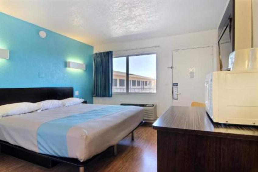 1 King Bed  Non-Smoking Micfridge - foto 21
