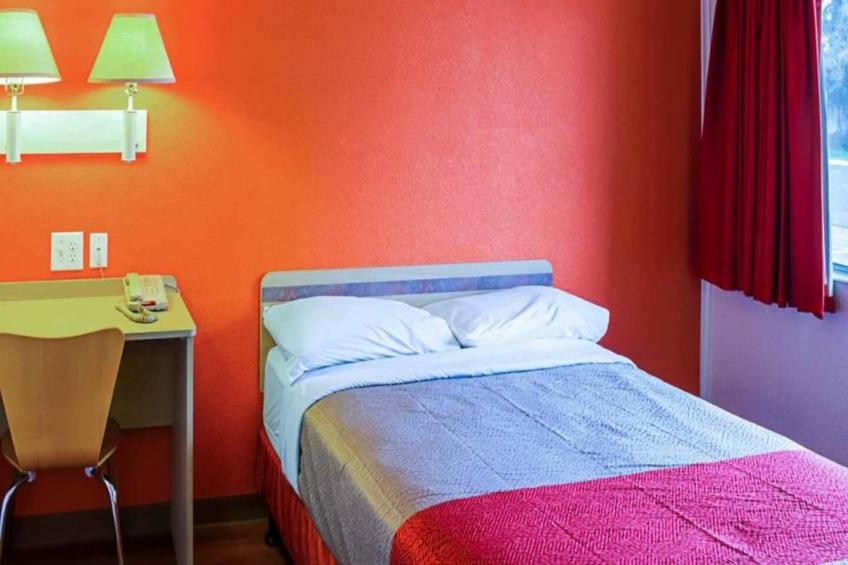 1 Queen Bed  Mini Fridge - foto 7