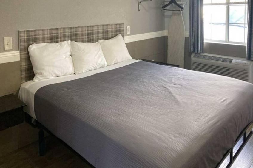 1 King Bed  Non-Smoking Kitchen - foto 5
