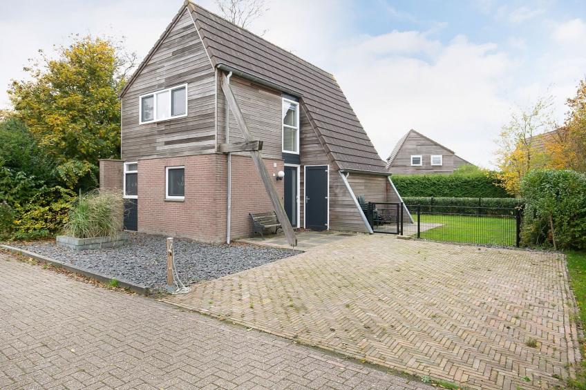 mit Blick auf das Wasser