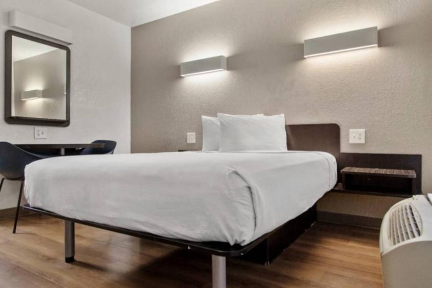 1 Queen Bed  ADA/RI Shower/Micfridge - foto 17