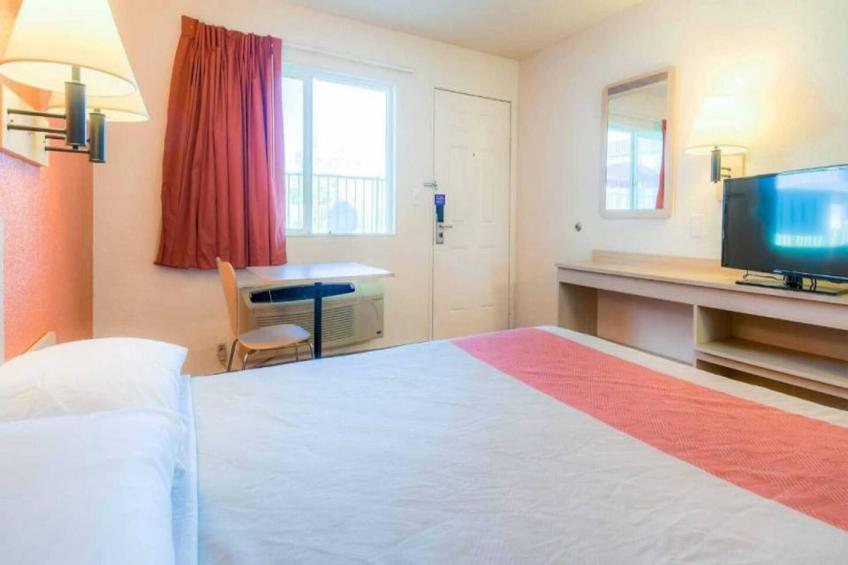 1 Queen Bed  Micfridge - foto 13