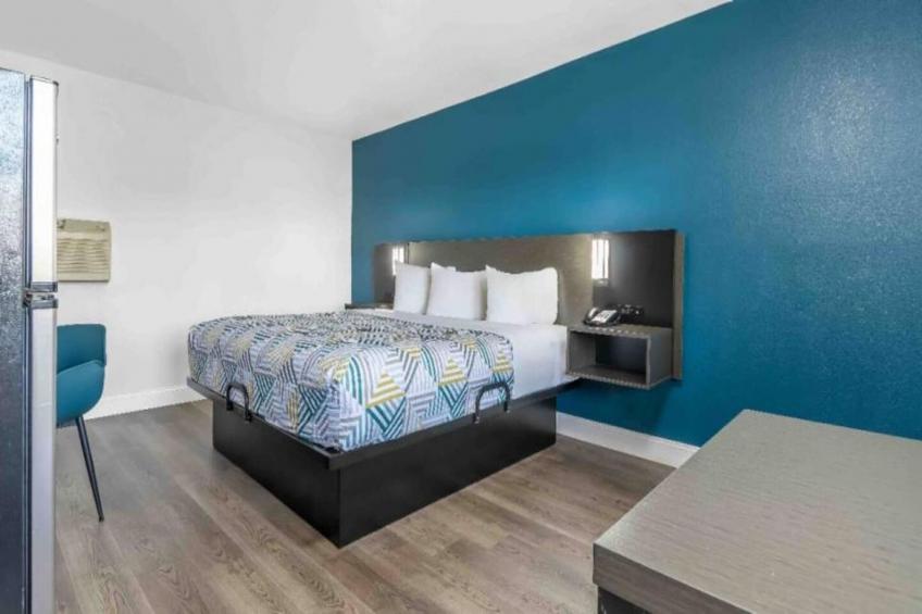 1 King Bed  Non-Smoking Micfridge - foto 9