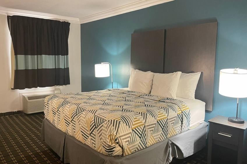 1 King Bed | Non-Smoking, Micfridge - foto 9