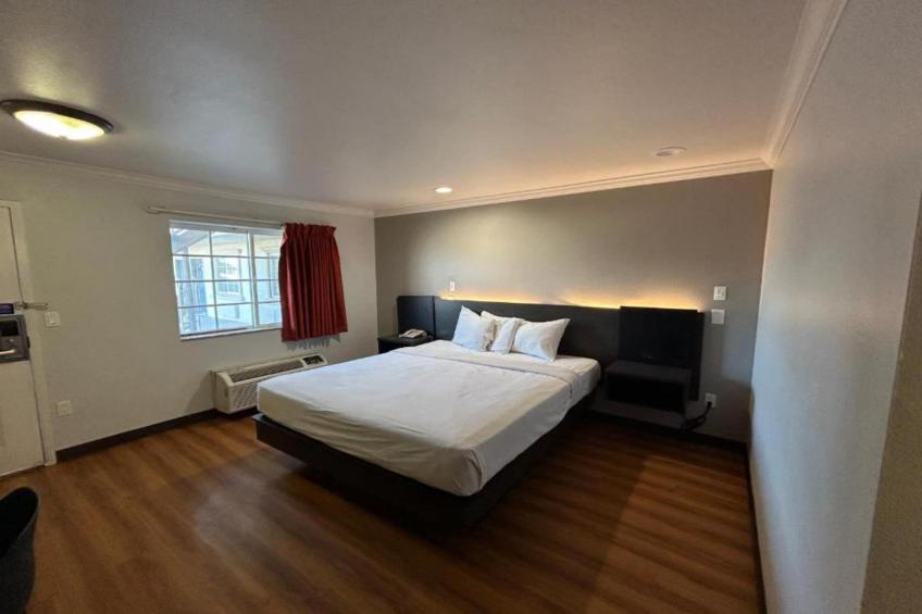 1 King Bed  Non-Smoking Micfridge - foto 7