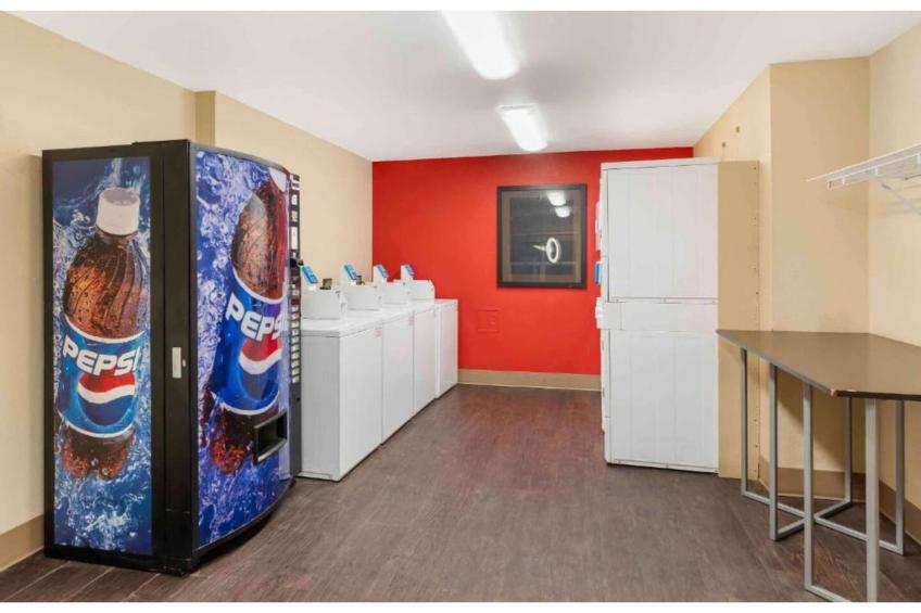 1 Queen Bed | ADA\/RI Shower\/Smoking\/Kitchen - foto 4