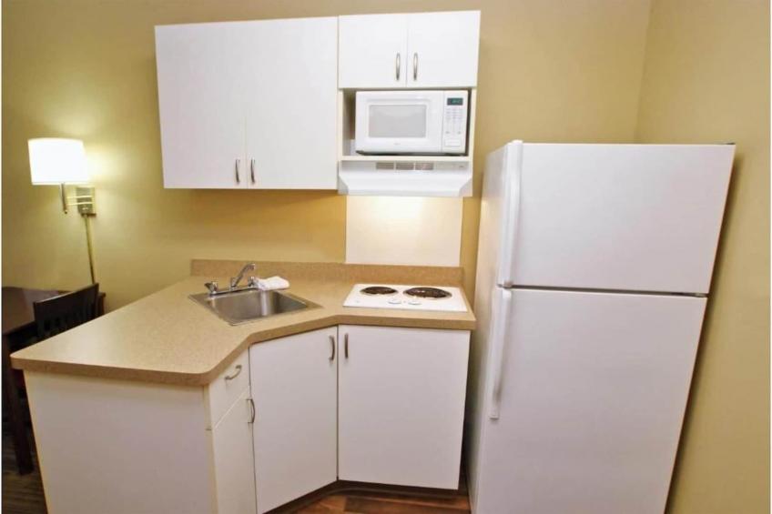 1 King Bed | Non-Smoking, Kitchen, Shower - foto 21