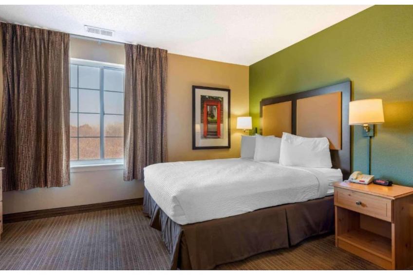 1 Queen Bed  ADA\/RI Shower\/Non-Smoking\/Kitchen - foto 2