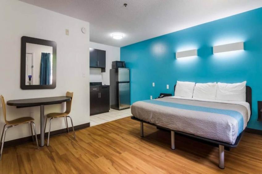 1 King Bed  Non-Smoking Kitchen - foto 9
