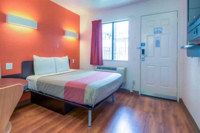 1 Queen Bed  Mini Fridge - foto 4