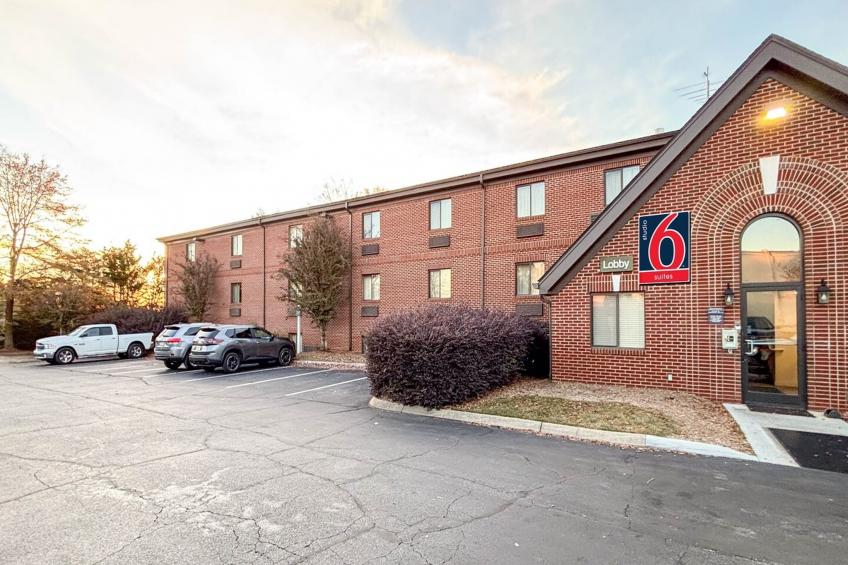 1 Queen Bed | Mob Acc Tub Ste Nsmk Sb Micfri