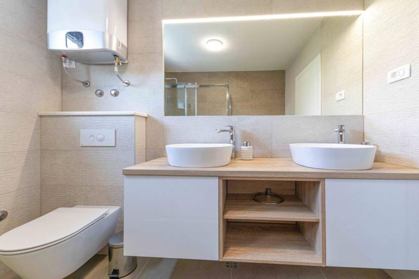 Expansive Retreat with Private Pool & BBQ, Near the Beach - Six Bedroom Villa - foto 26