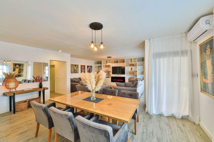 Charming Villa with Outdoor Pool, BBQ, and Sun Deck in Tranquil Kaštela Area - Five bedroom Villa - foto 5