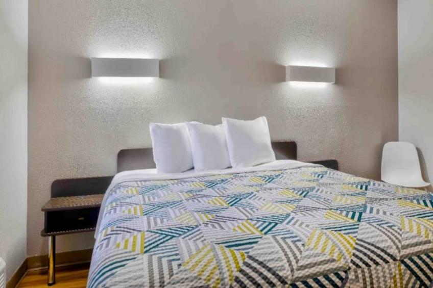 1 King Bed  Smoking Micfridge - foto 15