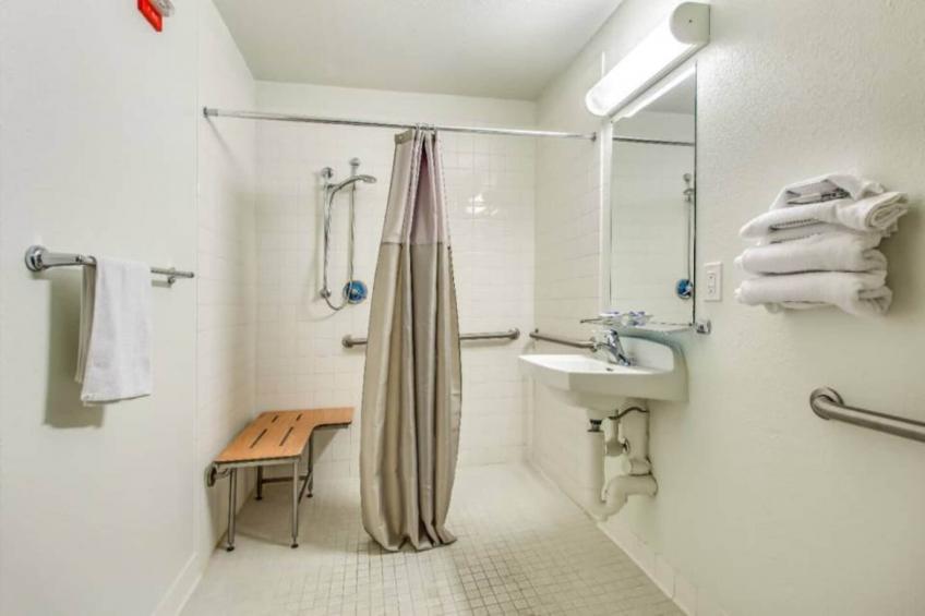 1 Queen Bed  ADA/RI Shower/Non-Smoking - foto 25