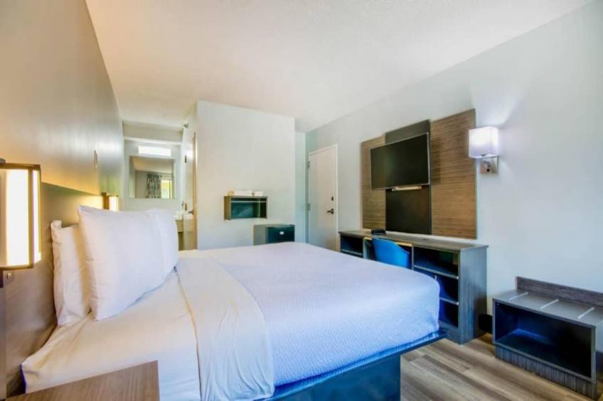 1 King Bed  Non-Smoking Micfridge - foto 5