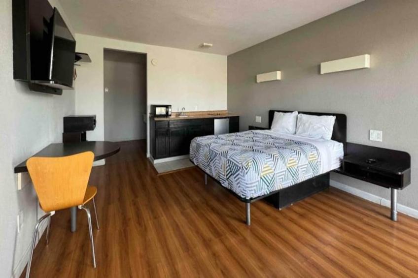 1 Queen Bed  Non-Smoking Micfridge - foto 8