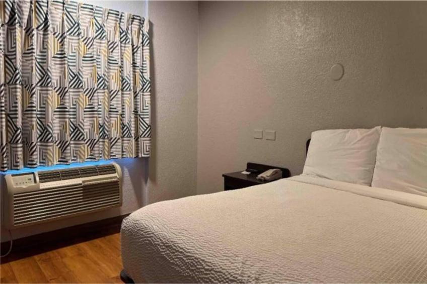 1 Full Bed  ADA/Tub/Mini Fridge - foto 17