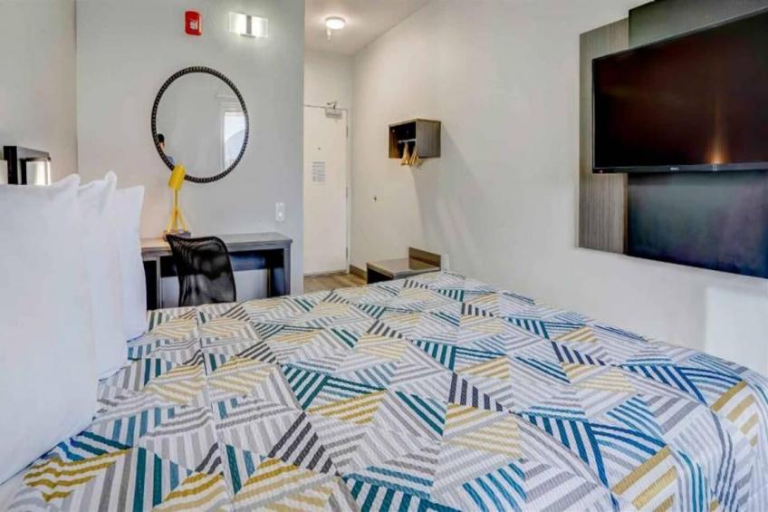 1 Queen Bed  Mobility Accessible Tub Nsmk - foto 3