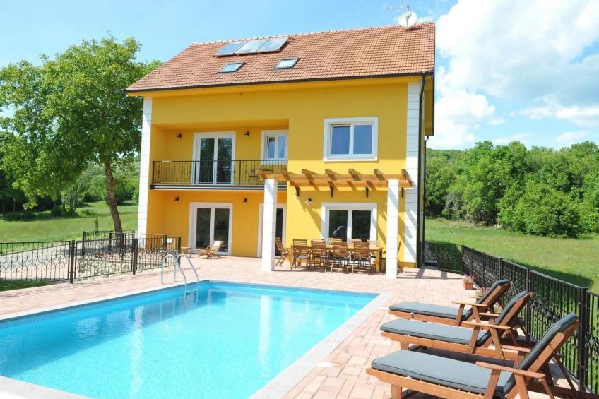 Alleinstehendes Ferienhaus mit Swimmingpool