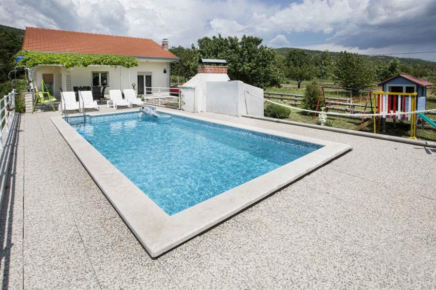 Holiday home with outdoor swimming pool - BF-33P7R