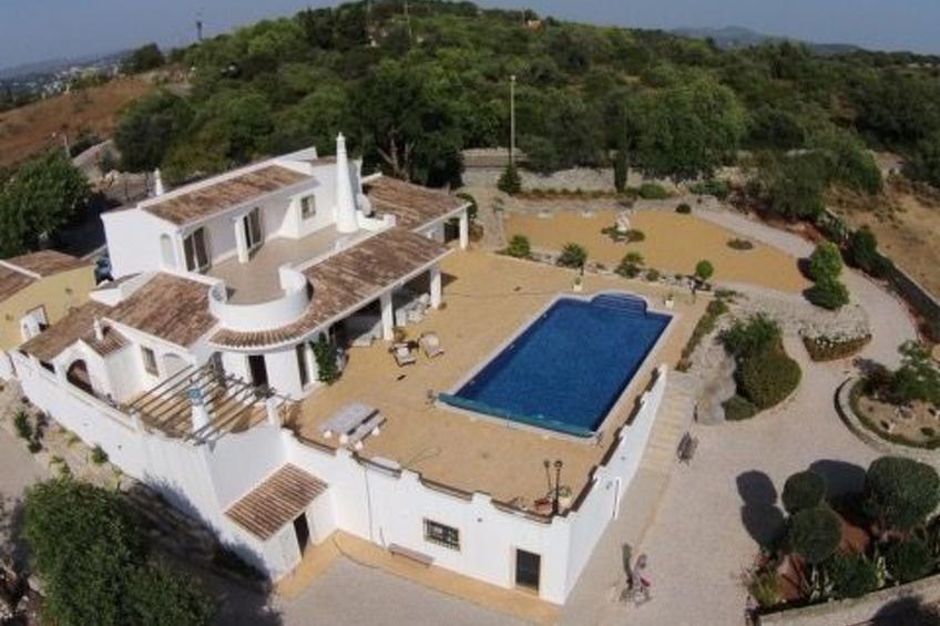 Ferienvilla mit Blick auf das Wasser