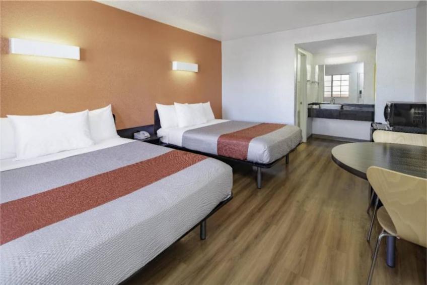 2 Queen Beds  Mini Fridge - foto 21