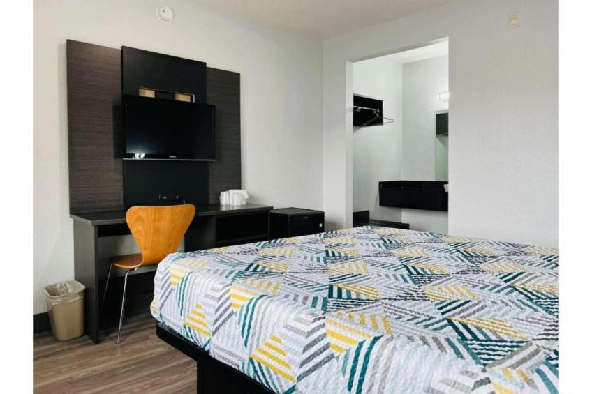 1 Queen Bed  ADA/RI Shower - foto 2