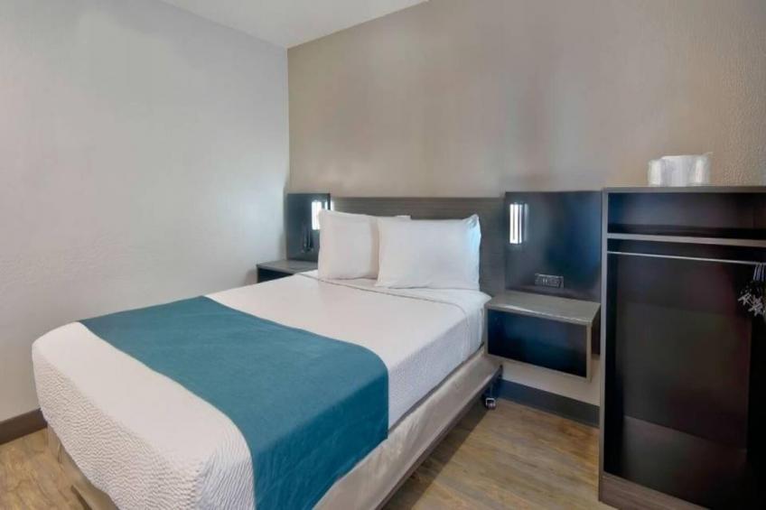1 Queen Bed  Micfridge - foto 8
