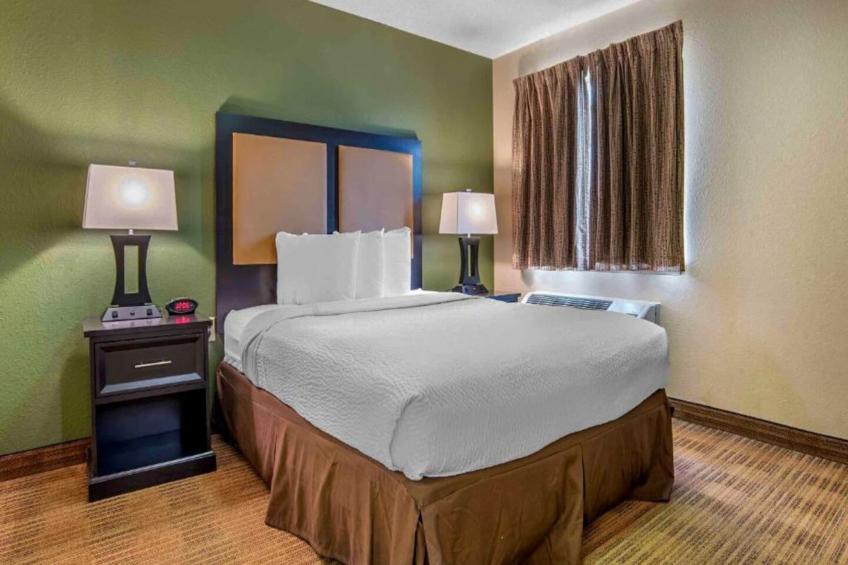 1 Queen Bed | Non-Smoking, Micfridge - foto 23