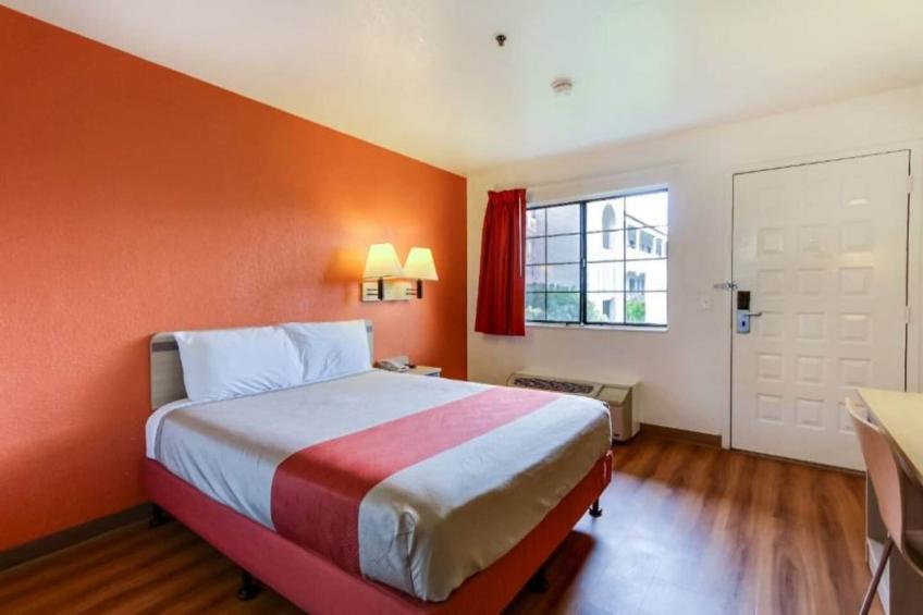 1 Queen Bed  ADA/Tub - foto 10