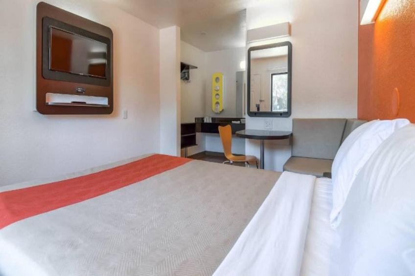 1 Full Bed  ADA/Tub/Mini Fridge - foto 6