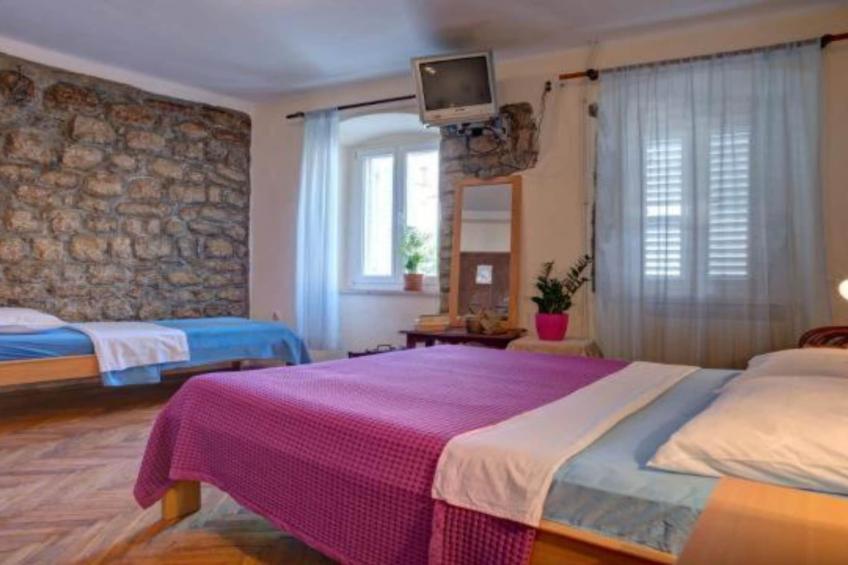 Quaint & Affordable Stay in Budva Traditional Stone House - Family Room 2 - foto 5