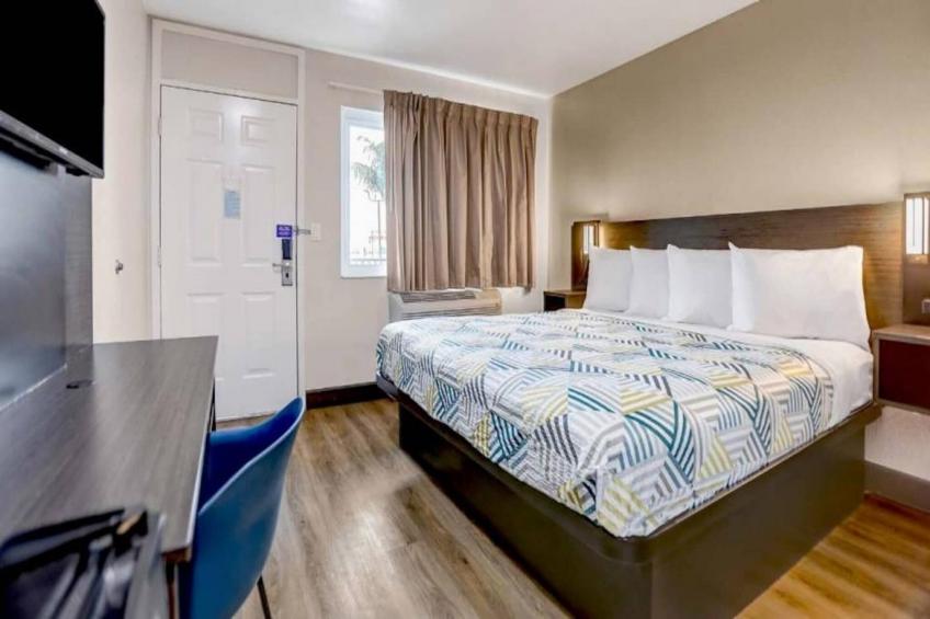 1 King Bed  Non-Smoking Mini Fridge - foto 14