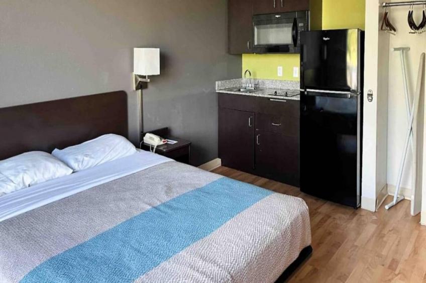 1 Queen Bed  Non-Smoking Kitchen - foto 2