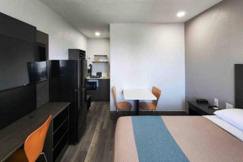 1 Queen Bed  Non-Smoking Kitchen - foto 14