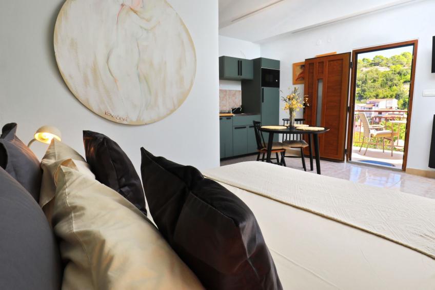 Kleines Steinhaus in einem ruhigen Ort auf der Insel Solta