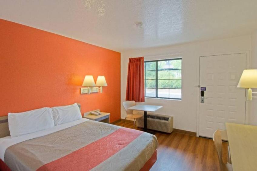 1 Queen Bed  Premium Mini Fridge - foto 11