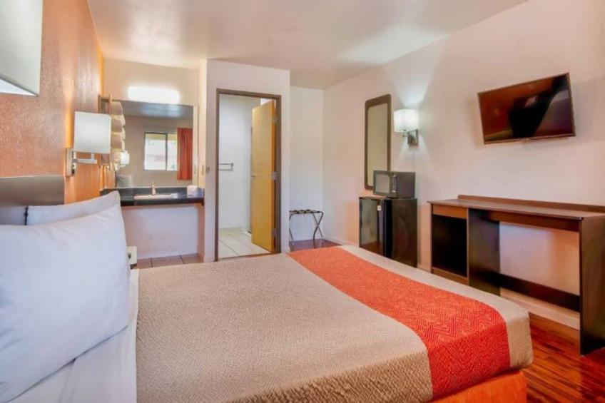 1 King Bed  Non-Smoking - foto 7